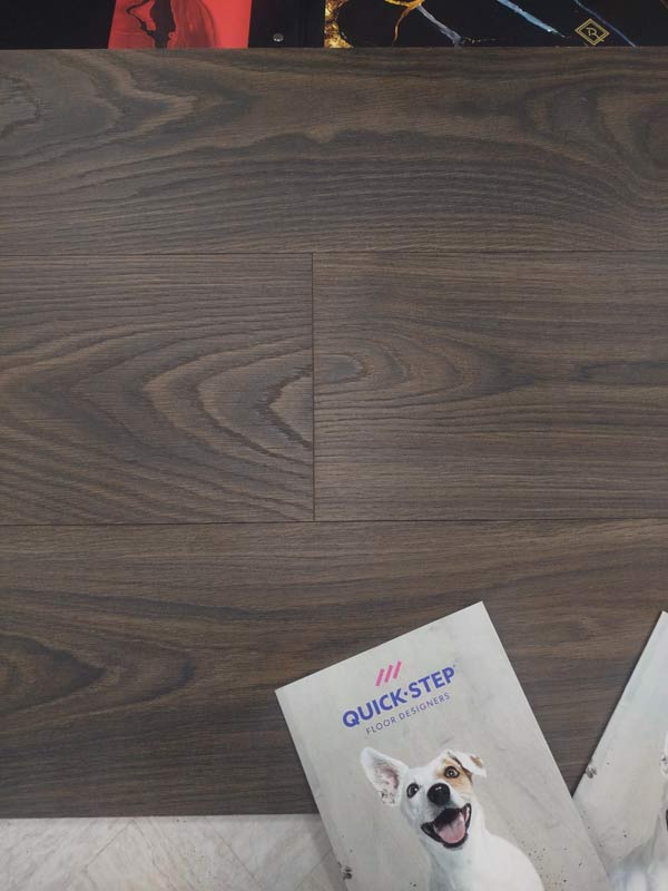 Ламинат Quick-Step Classic Дуб Мокко Коричневый CLH 5797 крупным планом