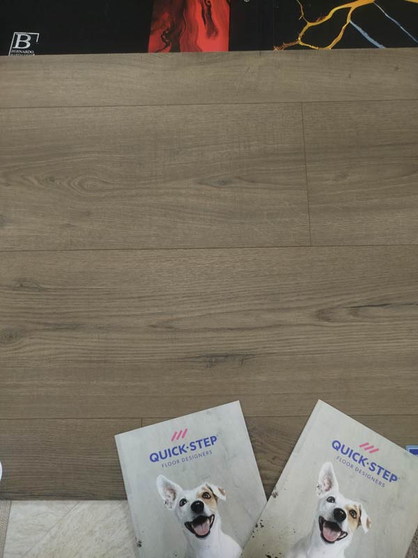 Ламинат Quick-Step Classic Дуб Теплый Коричневый CLH 5789 крупным планом
