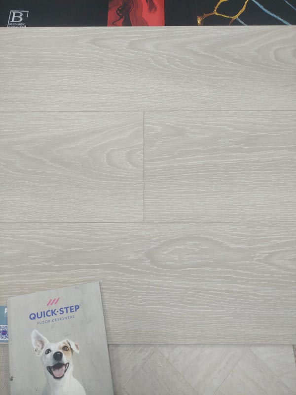 Ламинат Quick-Step Classic Дуб Бежевый Отбеленный CLH 4088 крупным планом