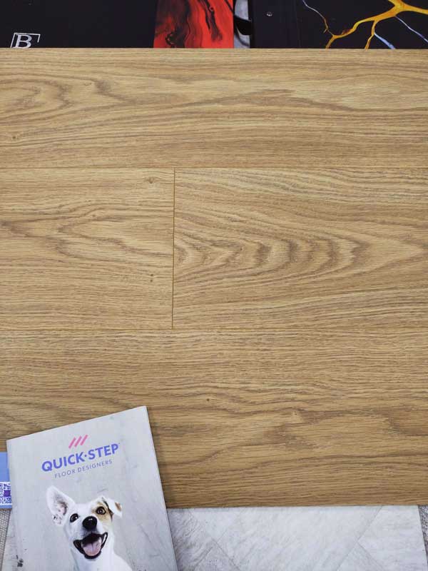 Ламинат Quick-Step Classic Дуб Теплый Натуральный Премиум CLH 4095 крупным планом