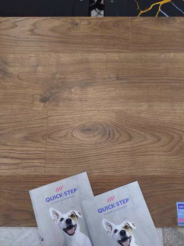 Ламинат Quick-Step Perspective Доска Дуба Белого Медиум PER 1492 крупным планом
