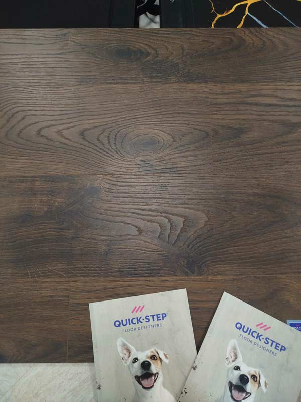 Ламинат Quick-Step Perspective Доска Дуба Белого Затемненная PER 1496 крупным планом