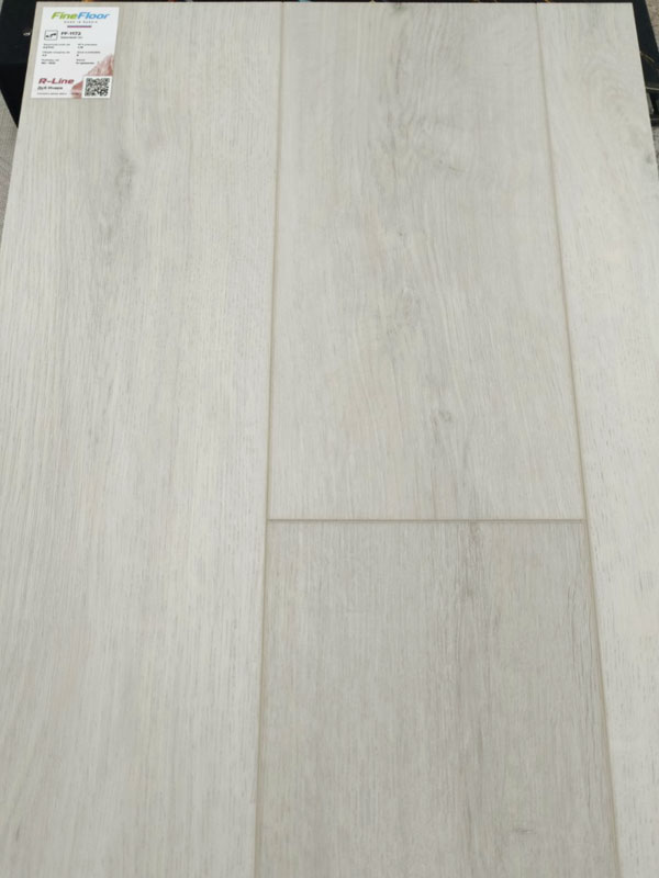Кварц-винил FineFloor R-Line Дуб Ичера FF 1172 крупным планом