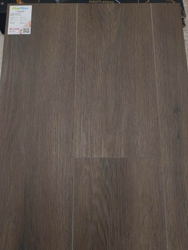 Кварц-винил FineFloor R-Line Дуб Илга FF 1171 крупным планом