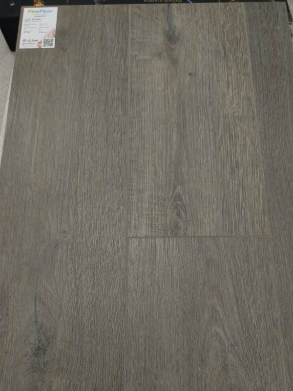 Кварц-винил FineFloor R-Line Дуб Киренга FF 1170 крупным планом